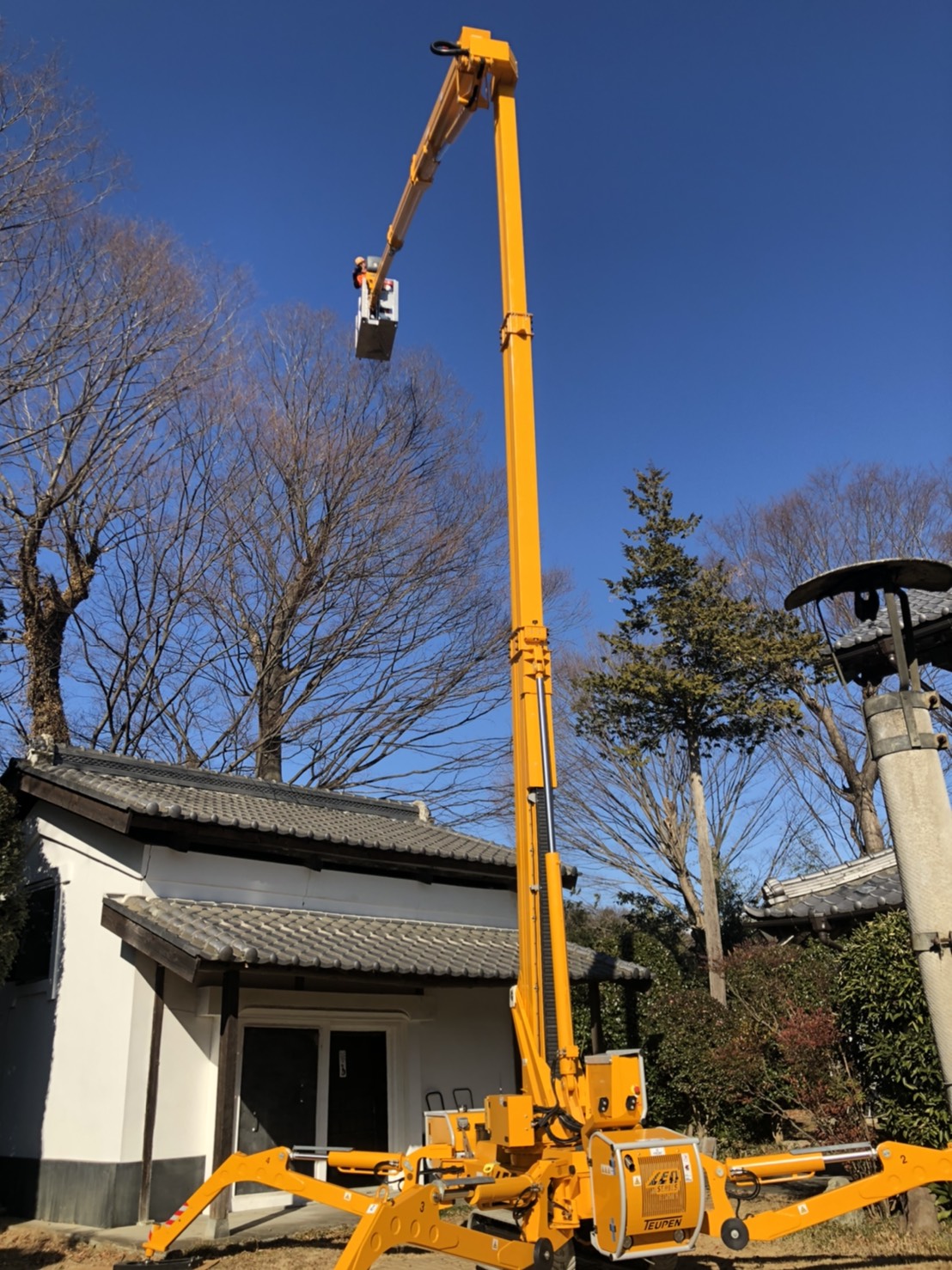 造園での定期剪定作業の高所作業車使用実績 Leo24gt 高所作業車 スパイダーブームリフト