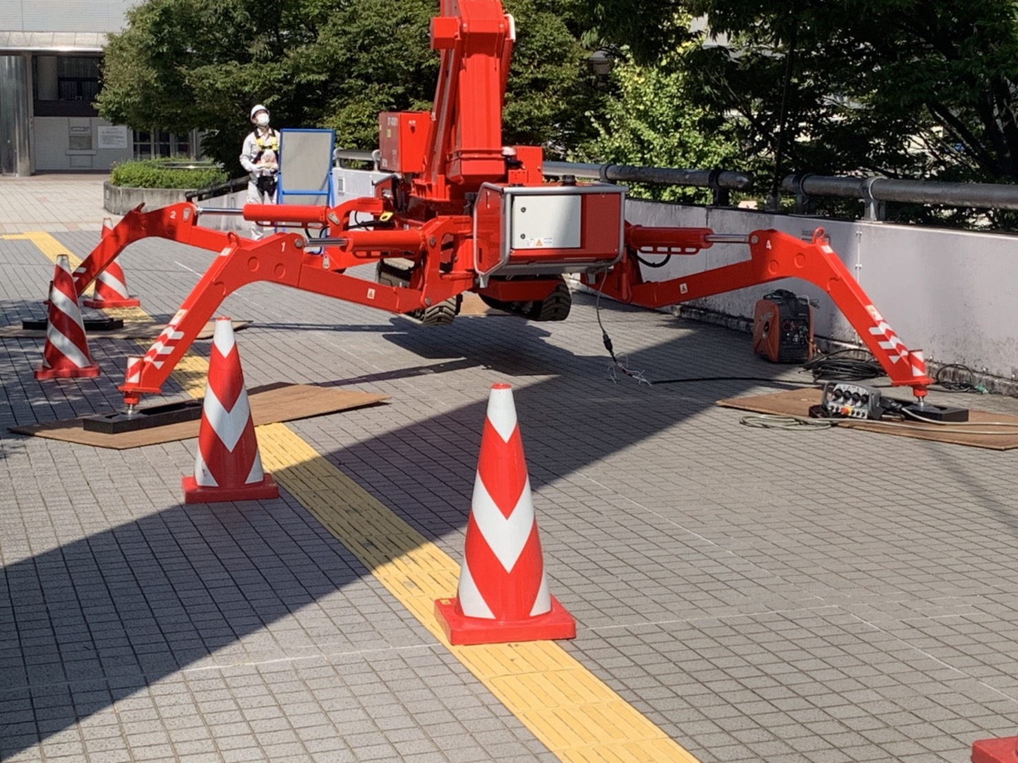 LEO24GTアウトリガーの占有面積も小さい為作業中遊歩道を通行することができます